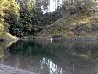 Waldkinder auf dem Floß