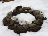 Feuerstelle mit Schnee