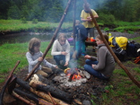 aufwärmen am Feuer