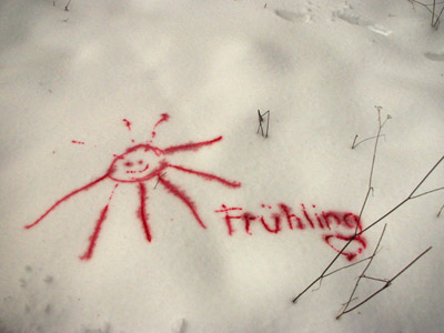 Frühling, rote Schrift auf Schnee