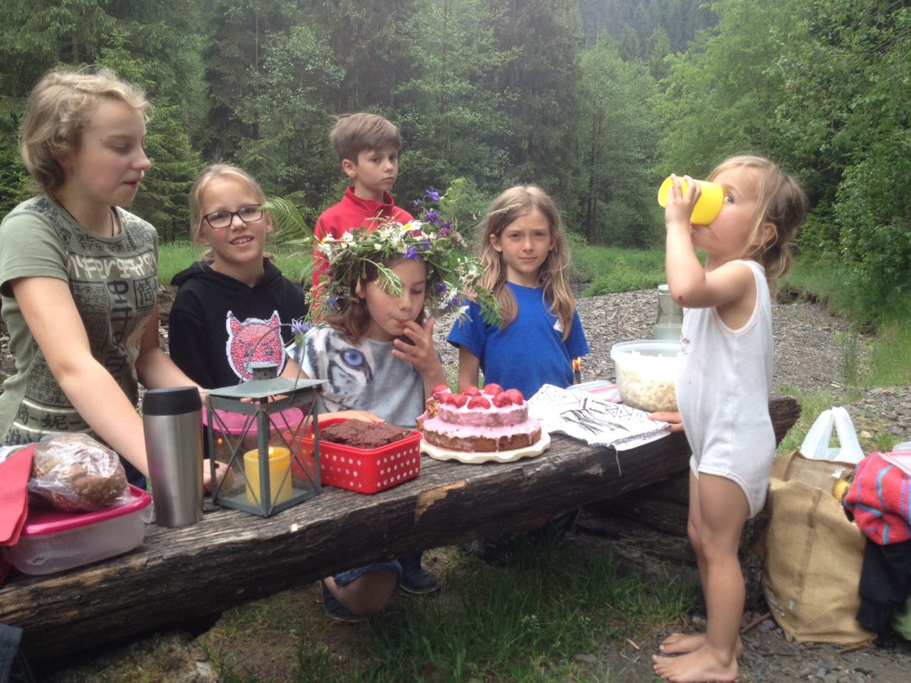 Waldkinder beim Schlemmen