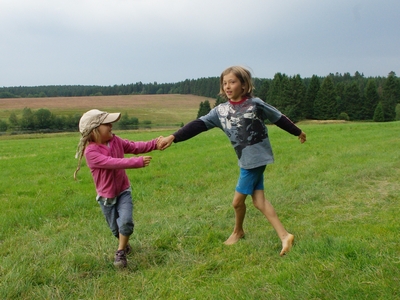2 Kinder beim Toben