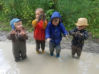 4 Kinder in der Pfuetze