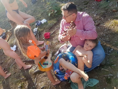Mann und Kind mit Ukulele