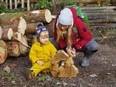 Kind und Mutter mit Holzskulptur
